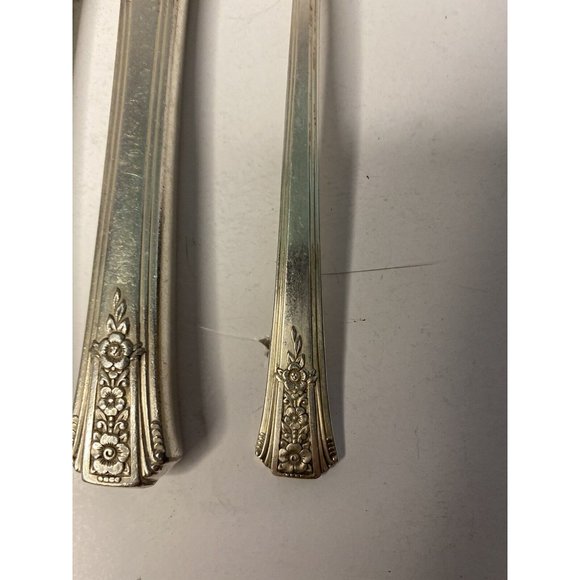 Lot of 4 Oneida Community Tudor Silver Plate Knives & 1 Spreader Floral Pattern - Picture 8 of 10